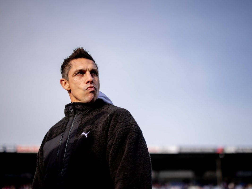 Marcel Rapp im Stadion vor blauem Himmel.