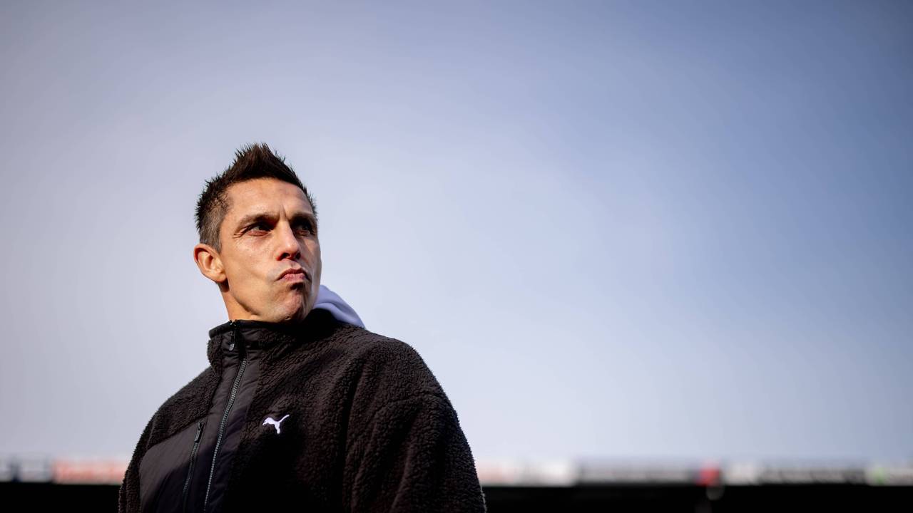 Marcel Rapp im Stadion vor blauem Himmel.