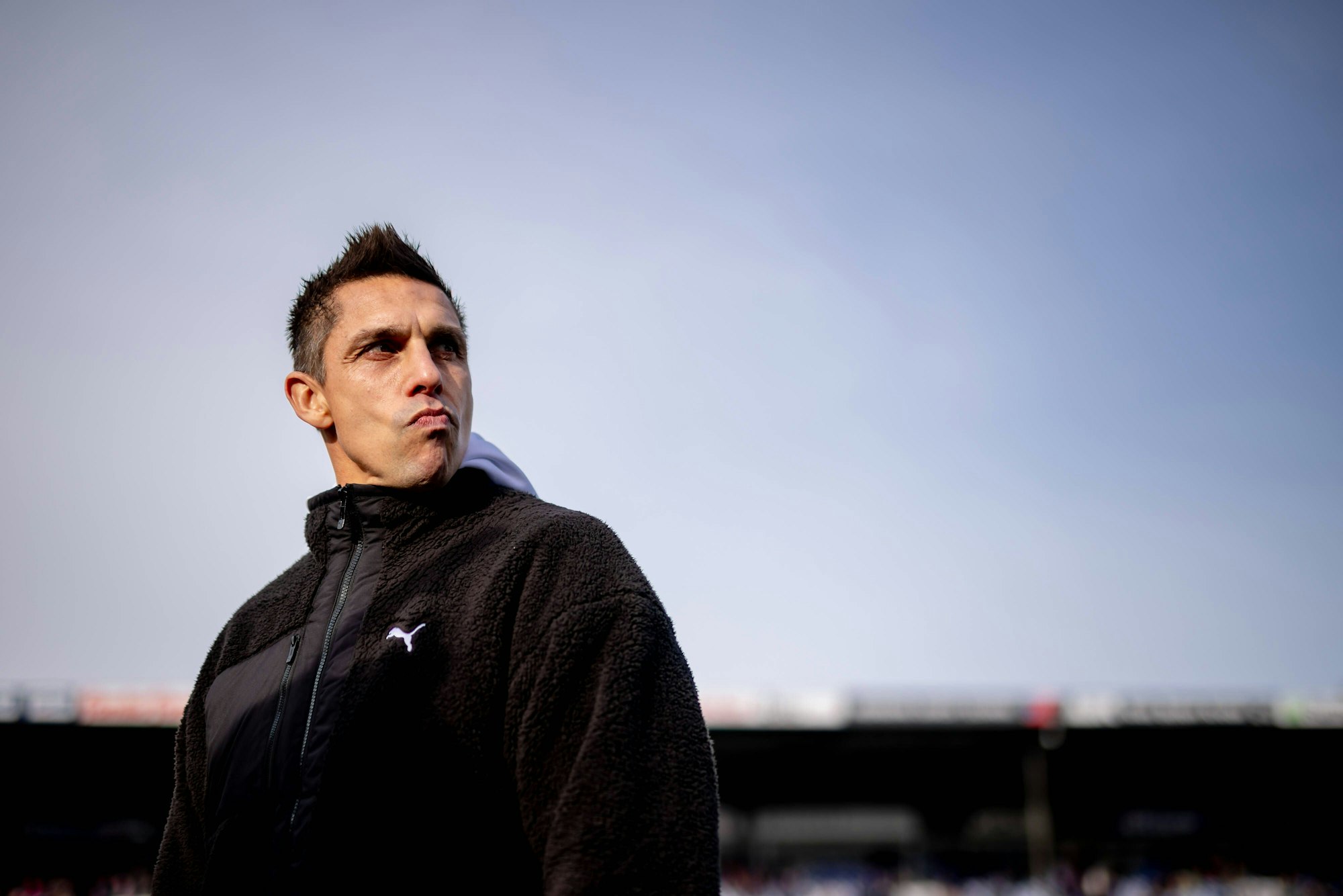Marcel Rapp im Stadion vor blauem Himmel.