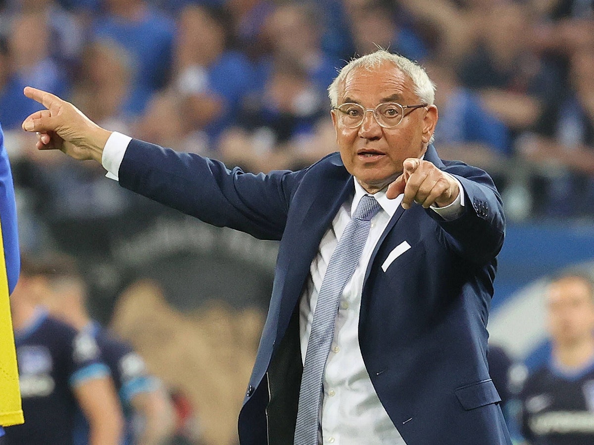 Felix Magath gibt Anweisungen an der Seitenlinie.