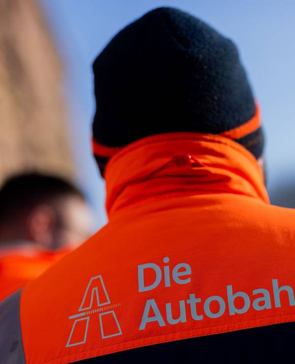 Beschäftigte der Autobahn GmbH des Bundes sowie des Landesbetriebes Straßenbau Nordrhein-Westfalen demonstrieren im Januar im Rahmen des bundesweiten Branchenstreiktags Straße auf dem Bahnhofsvorplatz in Gelsenkirchen.
