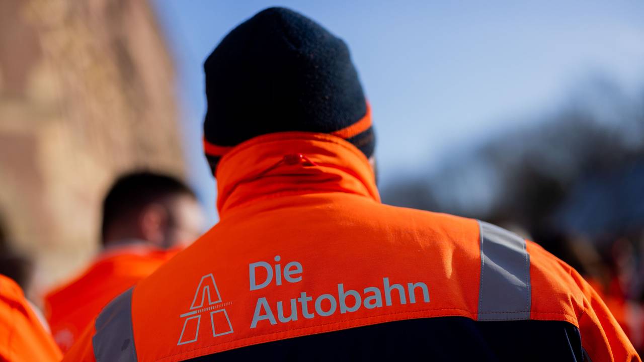 Beschäftigte der Autobahn GmbH des Bundes sowie des Landesbetriebes Straßenbau Nordrhein-Westfalen demonstrieren im Januar im Rahmen des bundesweiten Branchenstreiktags Straße auf dem Bahnhofsvorplatz in Gelsenkirchen.