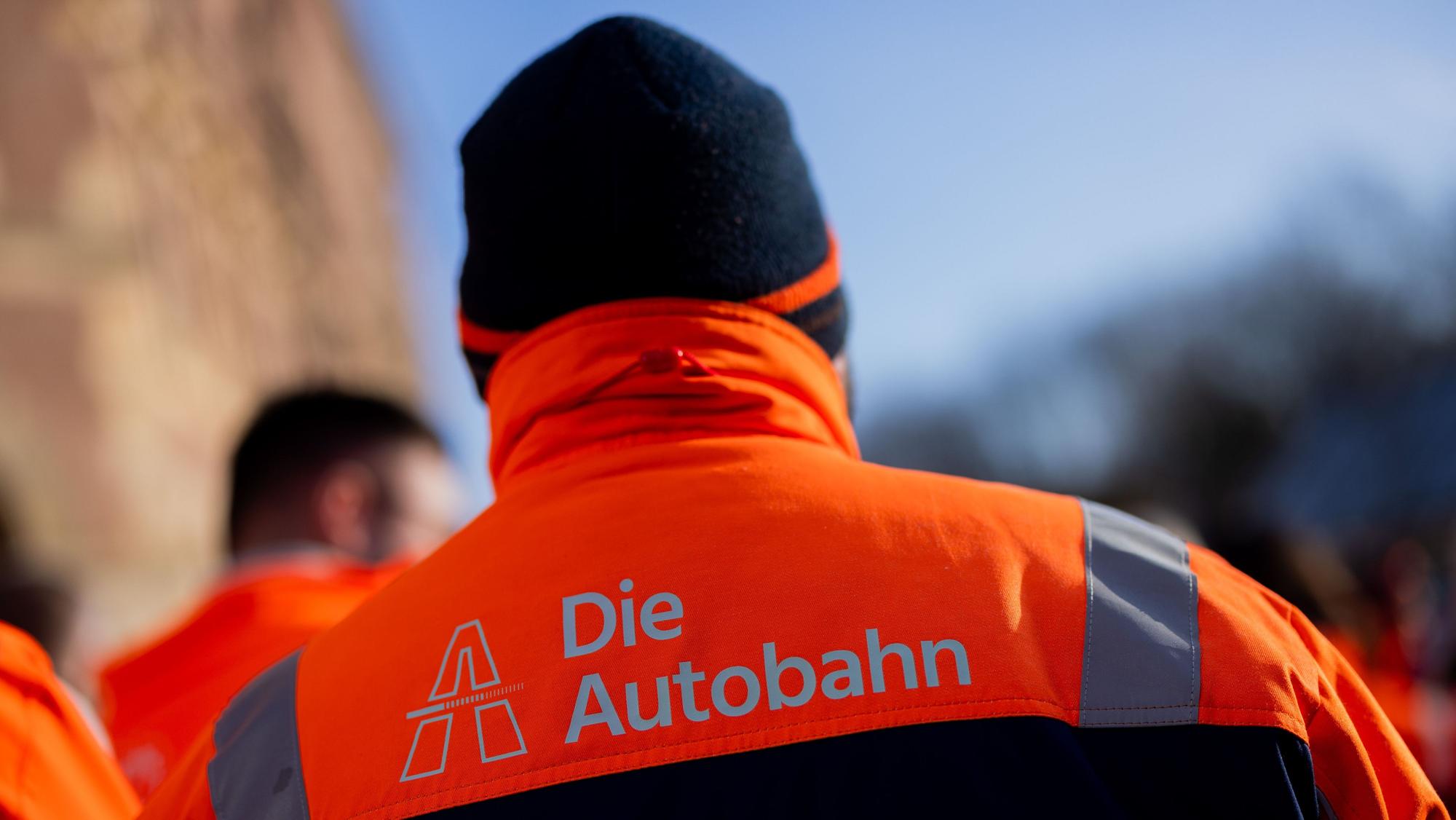 Beschäftigte der Autobahn GmbH des Bundes sowie des Landesbetriebes Straßenbau Nordrhein-Westfalen demonstrieren im Januar im Rahmen des bundesweiten Branchenstreiktags Straße auf dem Bahnhofsvorplatz in Gelsenkirchen.