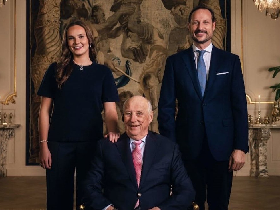 Prinzessin Ingrid Alexandra, König Harald und Kronprinz Haakon posieren.