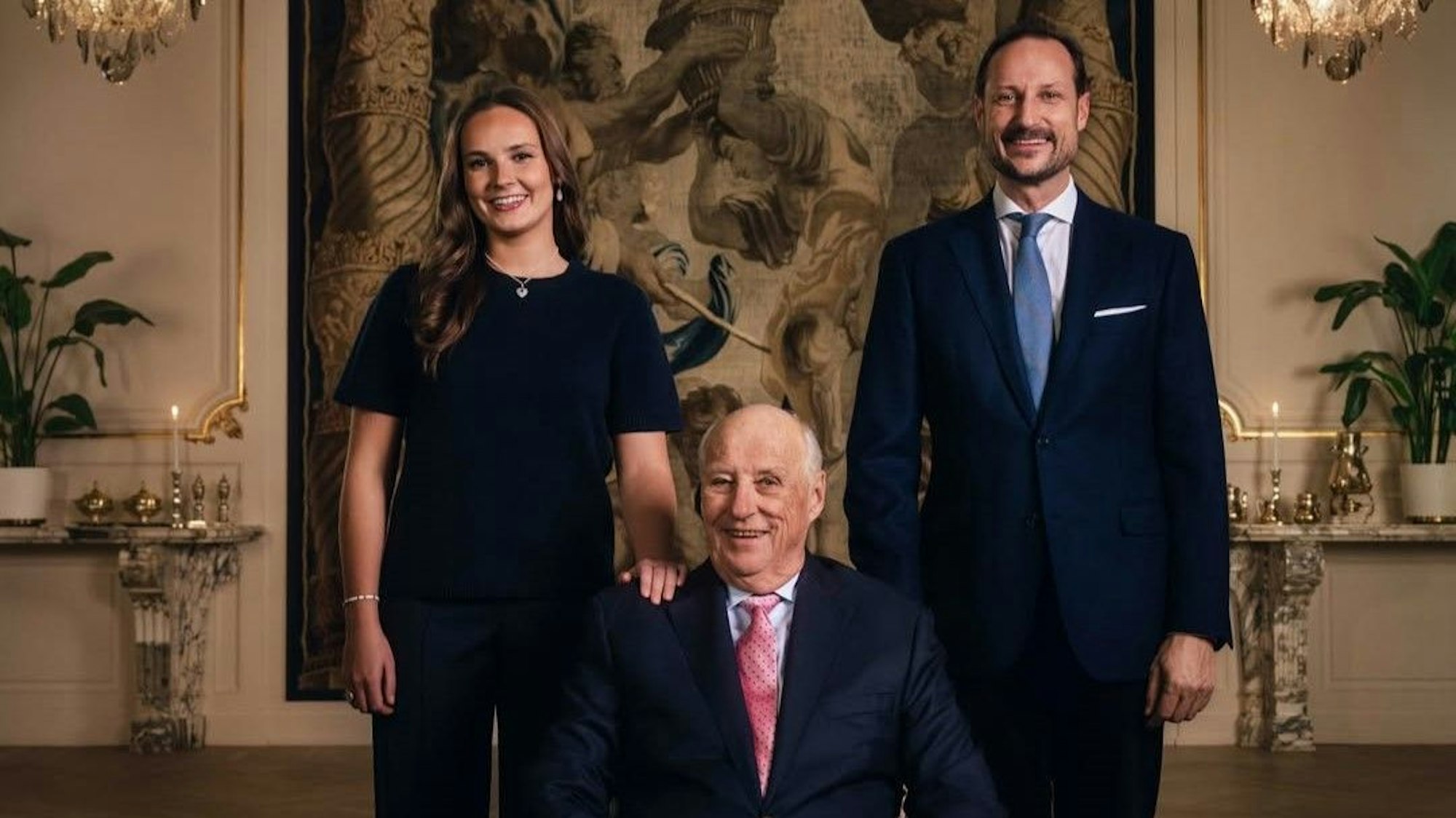 Prinzessin Ingrid Alexandra, König Harald und Kronprinz Haakon posieren.