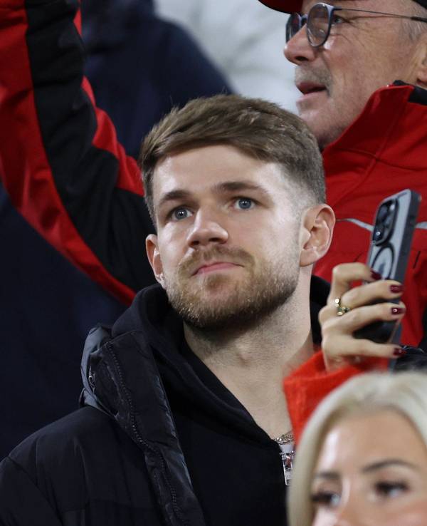 Der verletzte Jan Thielmann auf der Tribüne.