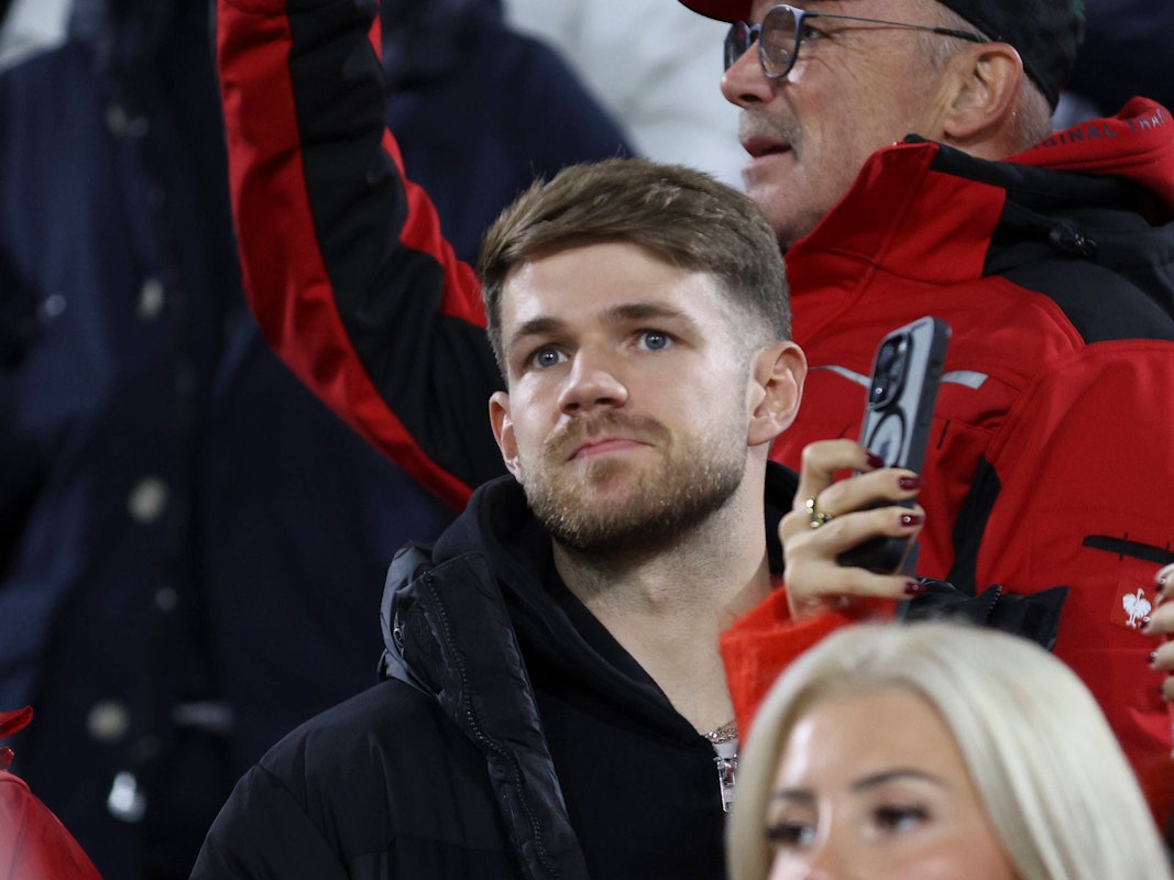 Der verletzte Jan Thielmann auf der Tribüne.