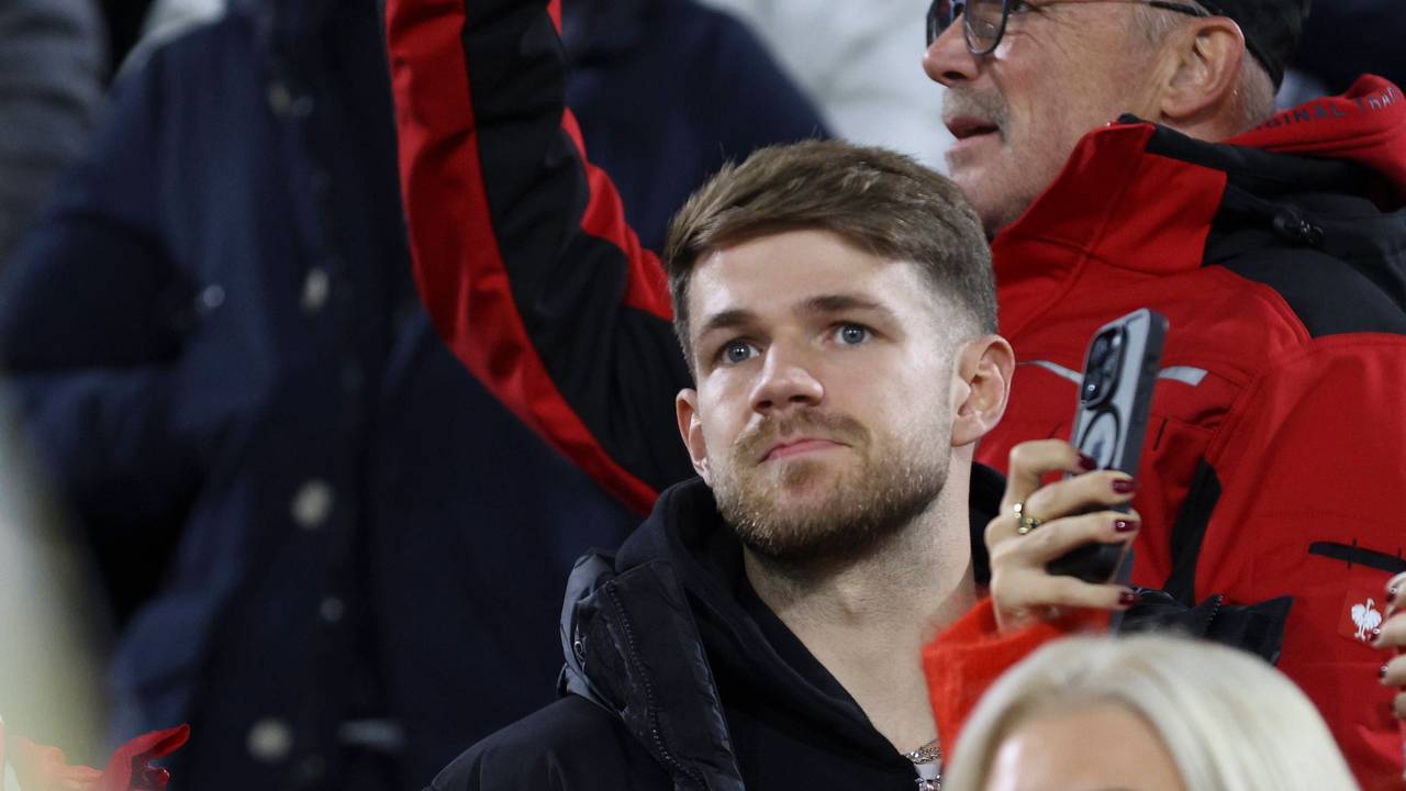 Der verletzte Jan Thielmann auf der Tribüne.