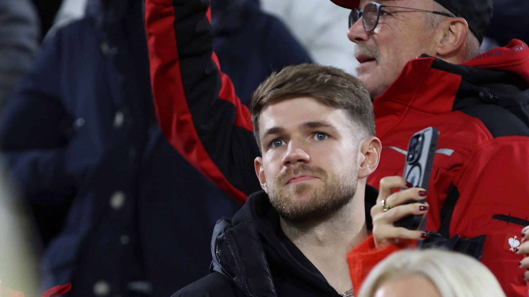 Der verletzte Jan Thielmann auf der Tribüne.