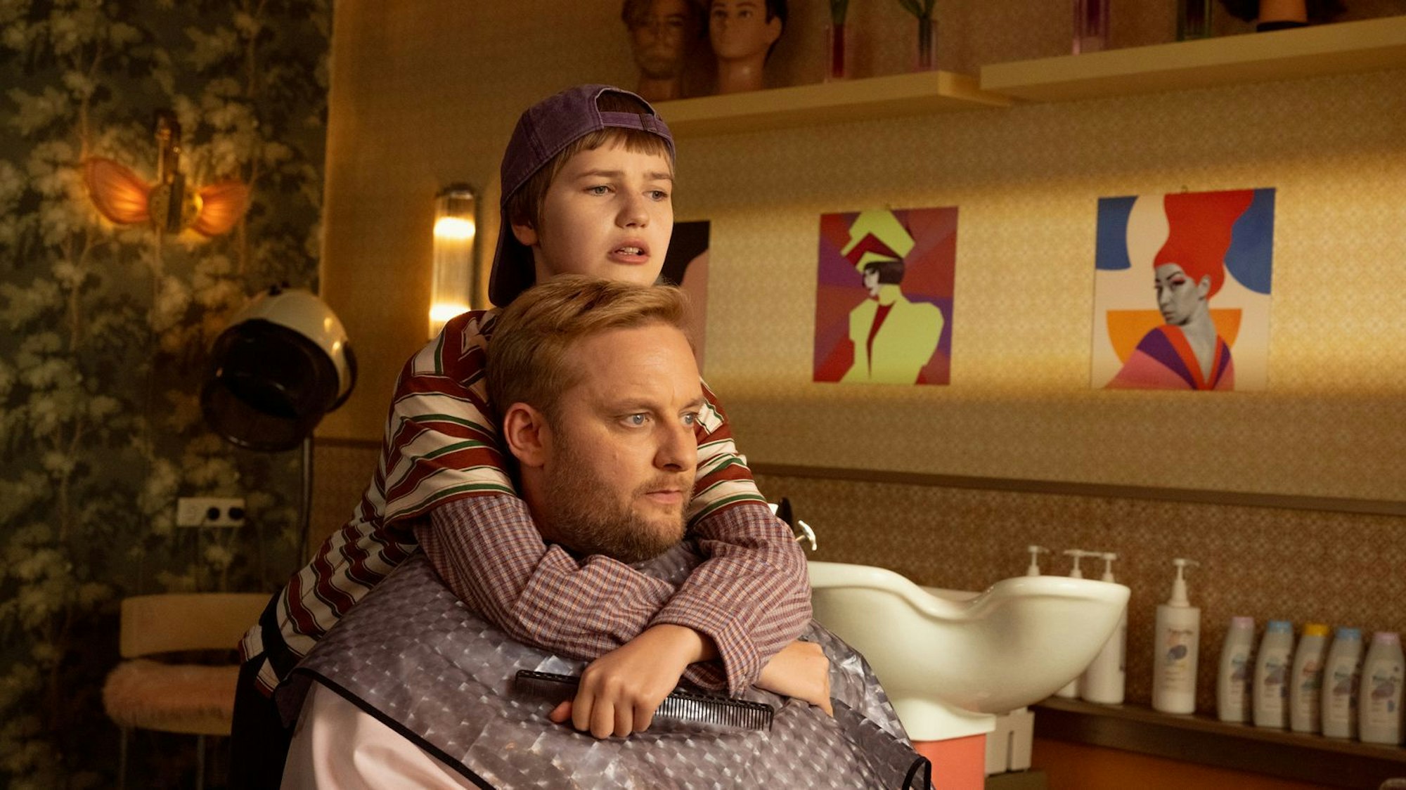 Die Annäherung zwischen Toni (Anton „Fatoni“ Schneider, vorne) und seinem Sohn Charly (Sky Arndt) verläuft schleppend. (Bild: Netflix)
