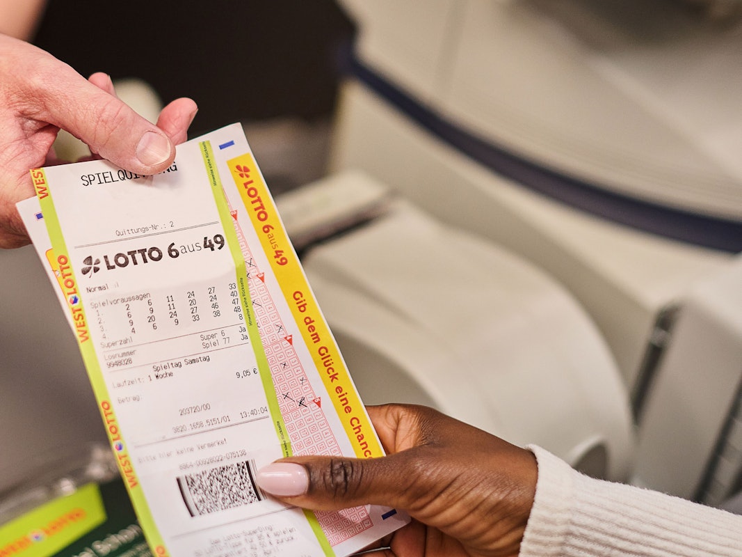 Das Bild zeigt einen Lotto 6aus49-Spielschein von WestLotto, auf dem mehrere Tippfelder ausgefüllt sind.