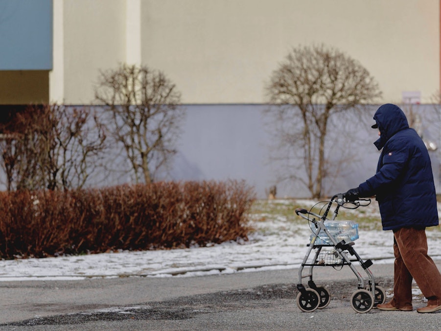 Ältere Person mit Rollator im Freien