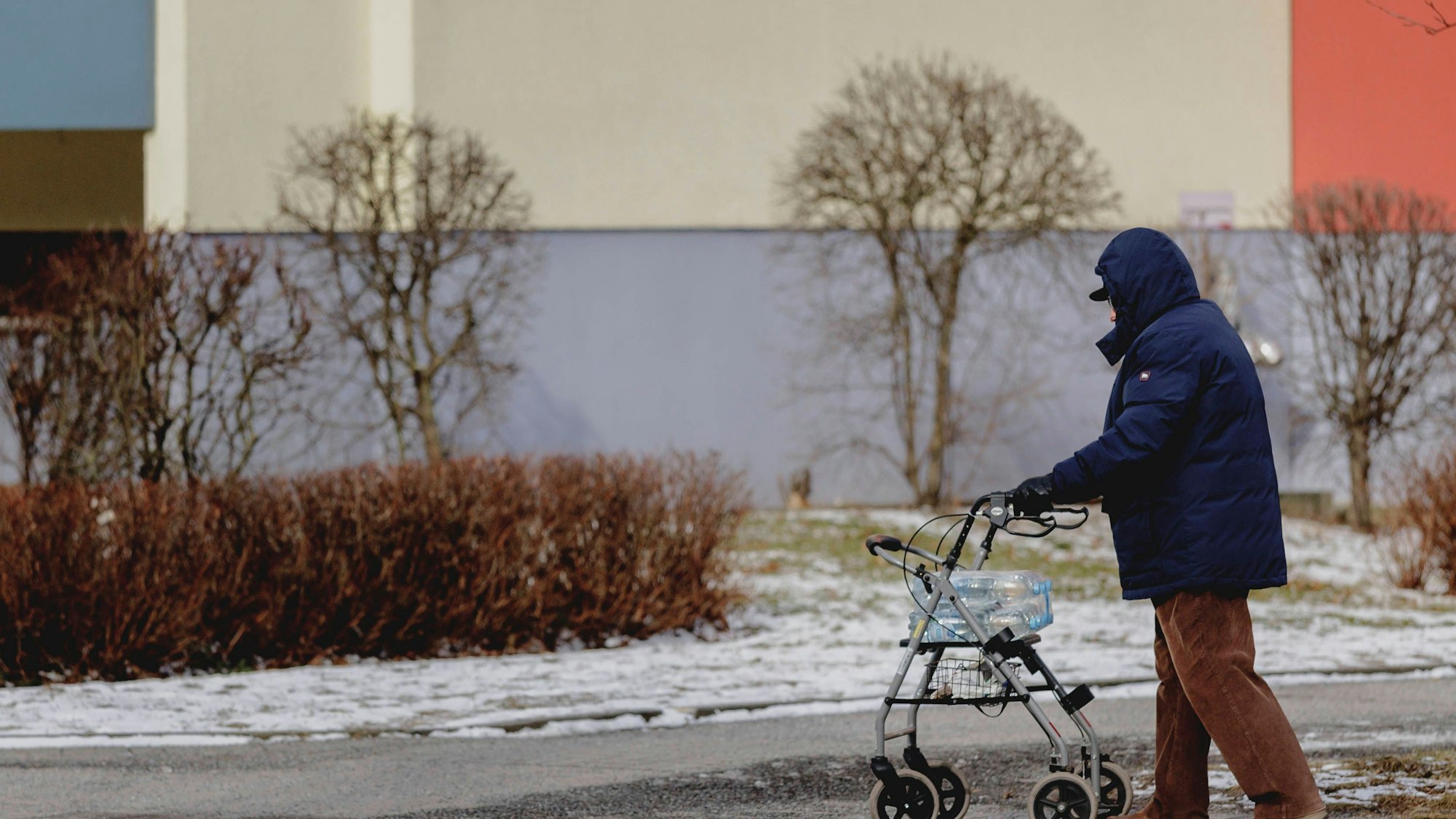 Ältere Person mit Rollator im Freien
