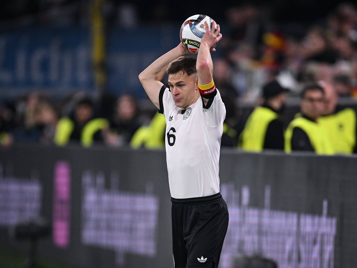 Joshua Kimmich bei einem Einwurf.