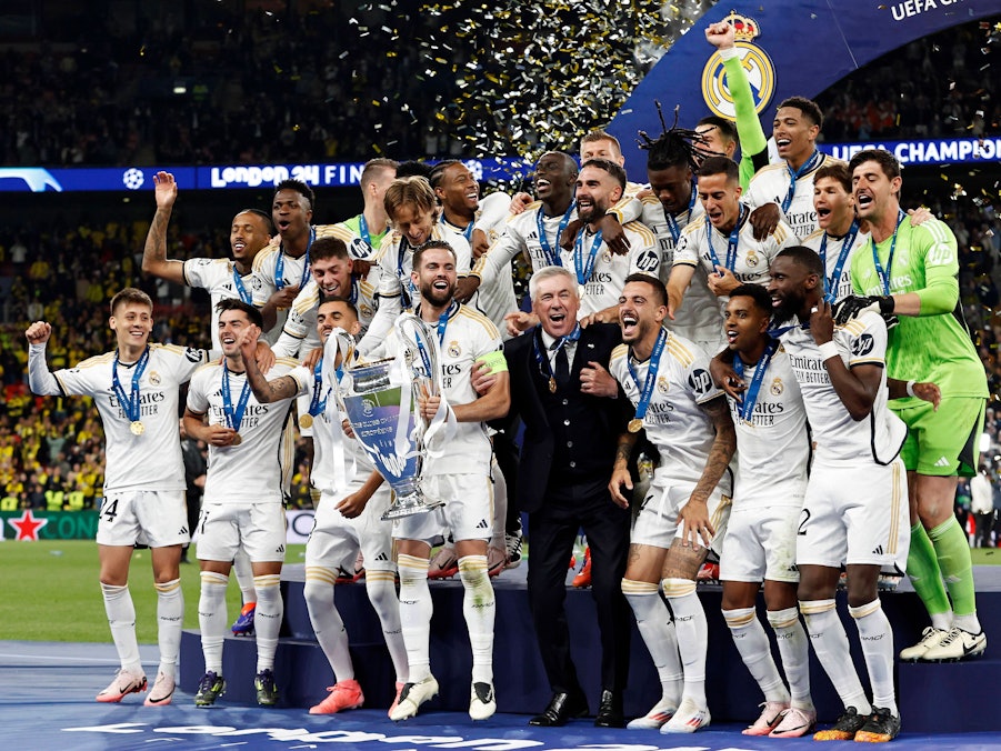 Carlo Ancelotti, Toni Kroos und Real Madrid feiern