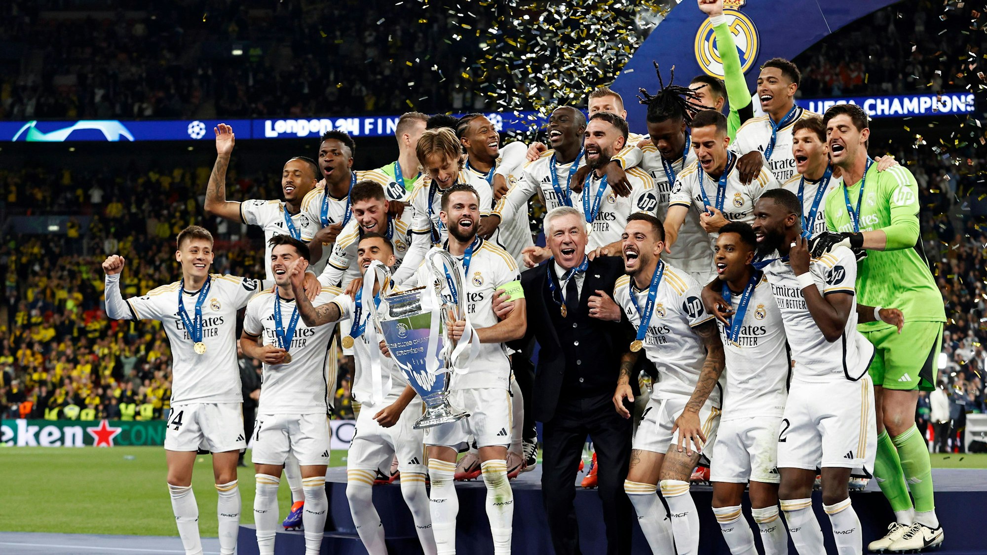 Carlo Ancelotti, Toni Kroos und Real Madrid feiern