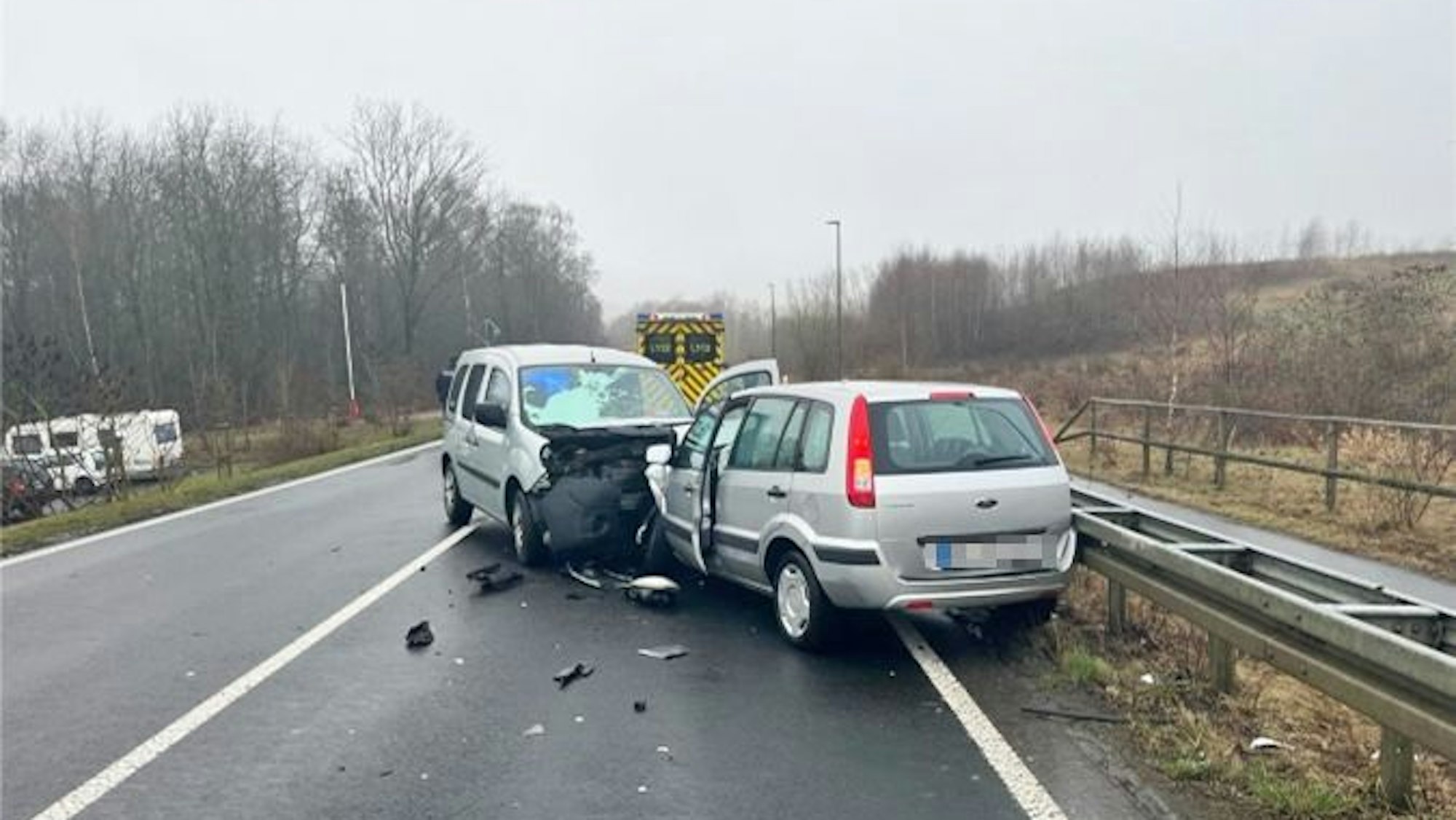 Zwei stark beschädigte Autos nach einem Frontalzusammenstoß.