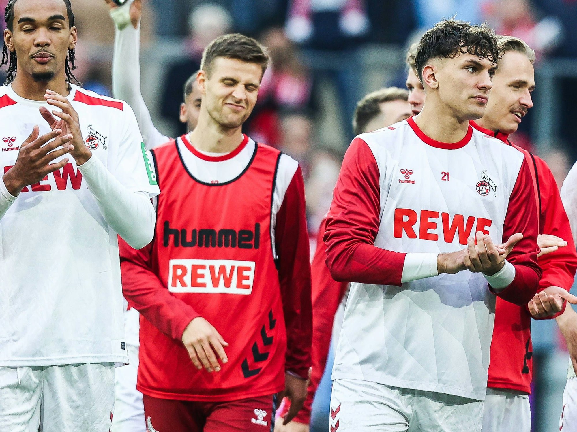 Damion Downs, Rasmus Carstensen und Julian Pauli nach einem Spiel des 1. FC Köln.