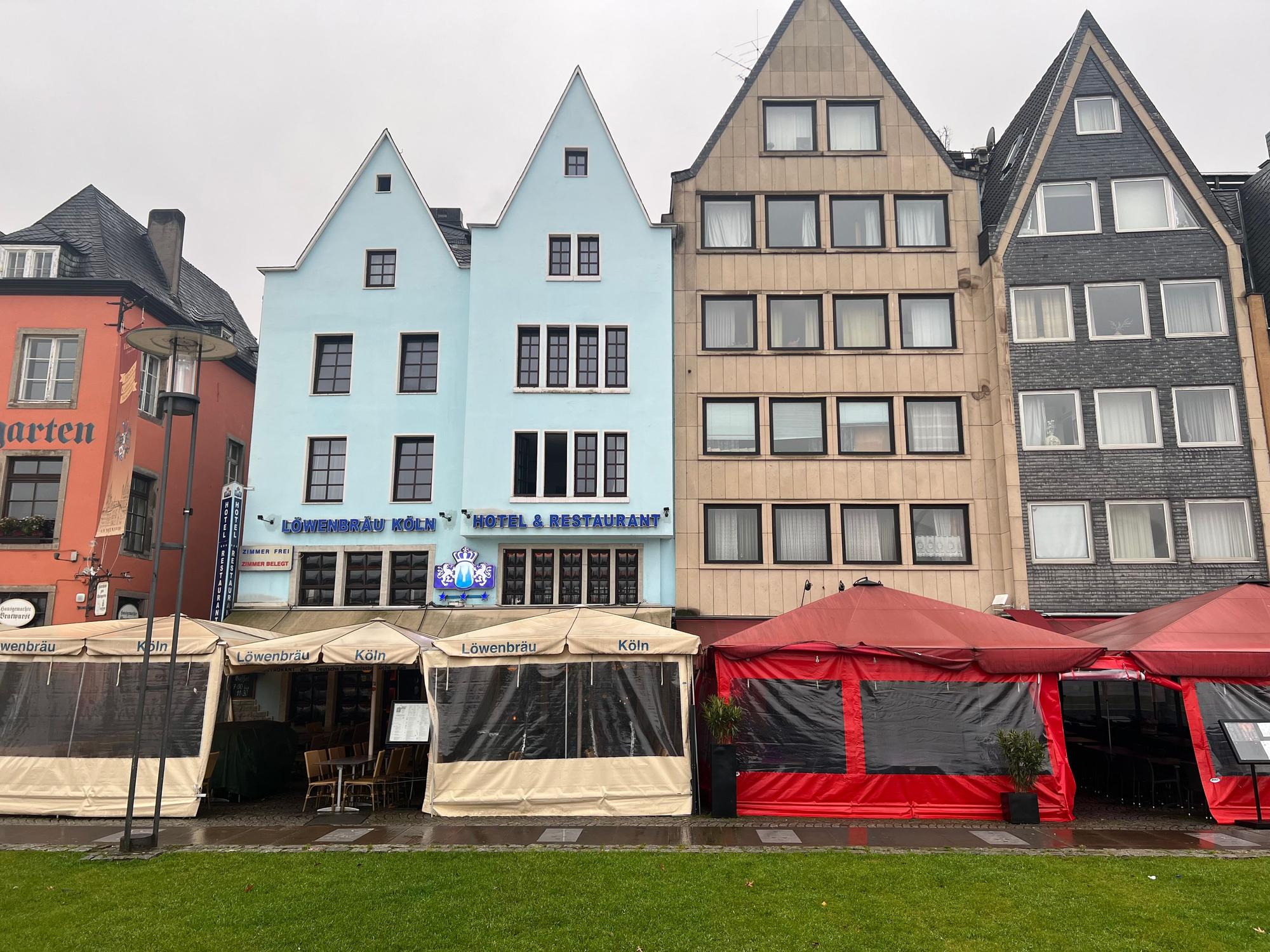 Windschutzelemente in der Altstadt: Tische und Stühle dürfen seit Ende letzten Jahres nicht mehr auf den Rasenflächen mit Rheinblick aufgebaut werden.