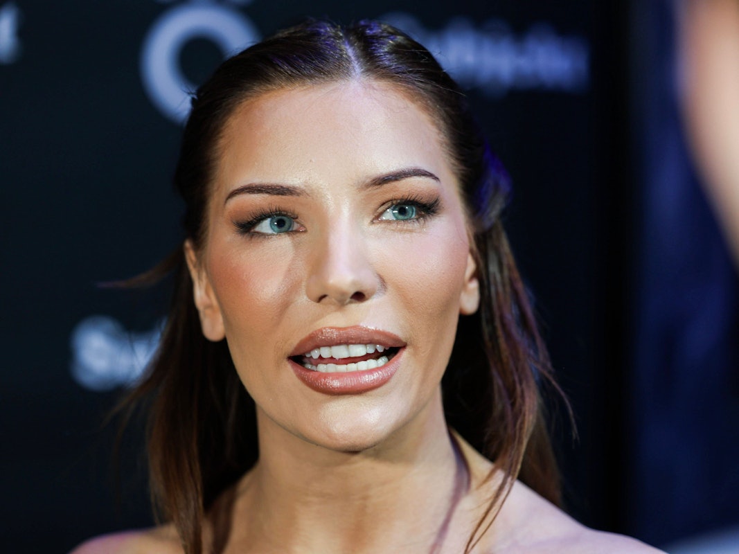 Nora Haukland spricht mit Reporter.