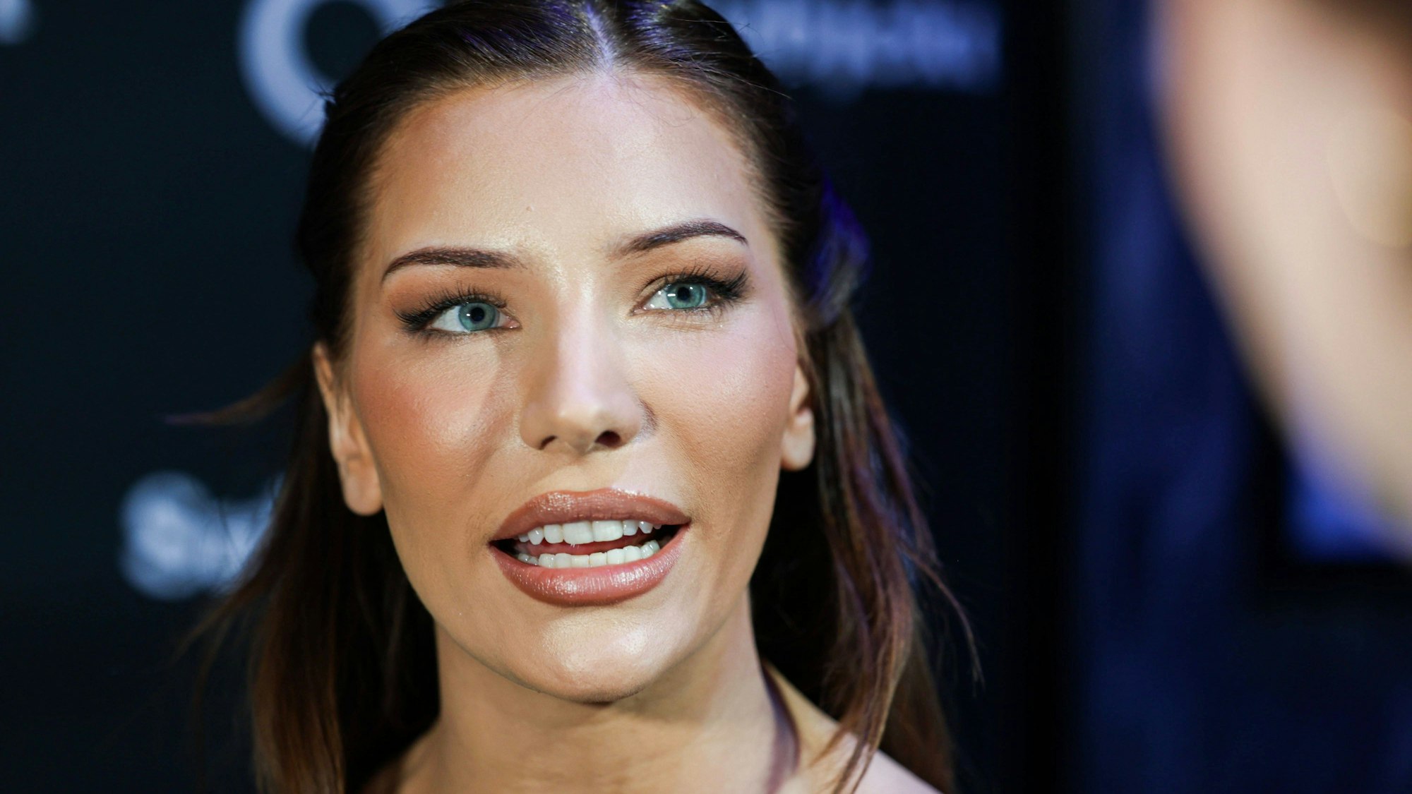 Nora Haukland spricht mit Reporter.