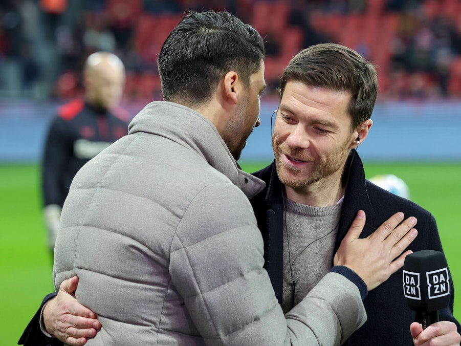Sami Khedira und Xabi Alonso umarmen sich