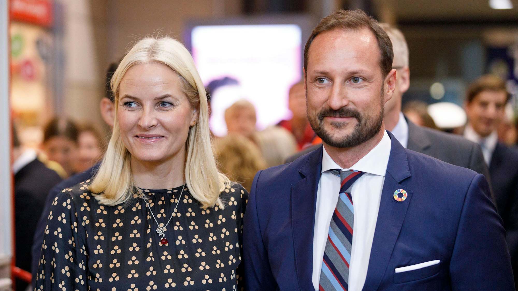 Kronprinzessin Mette-Marit und Kronprinz Haakon lächeln.