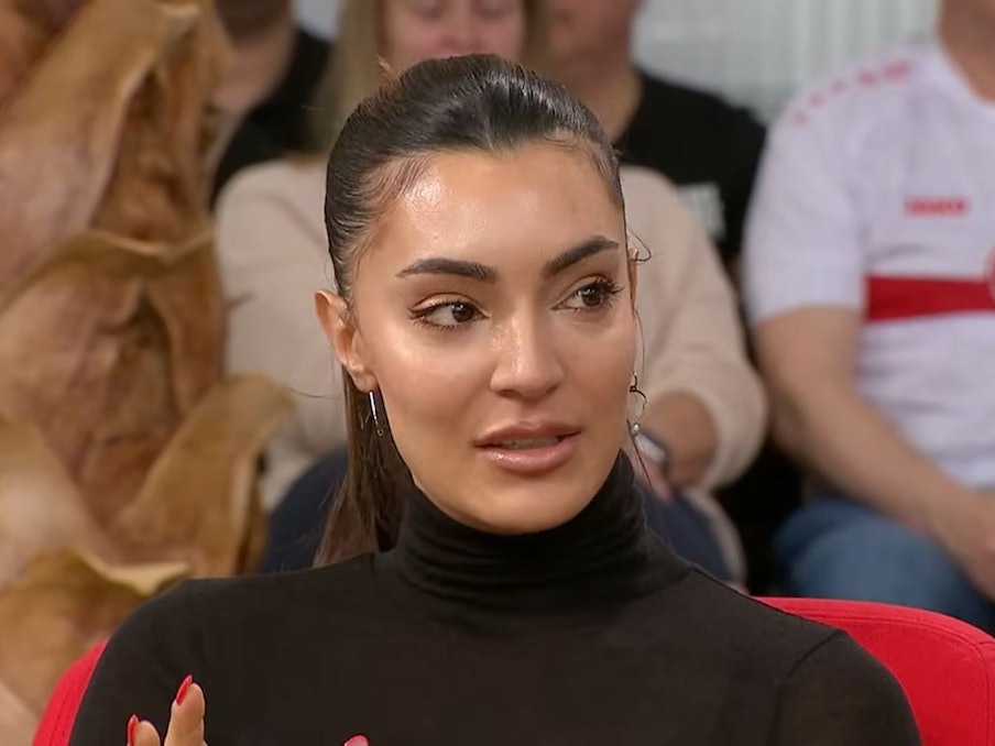 Jürgen Kohler mit verschränkten Armen bei einer Veranstaltung.