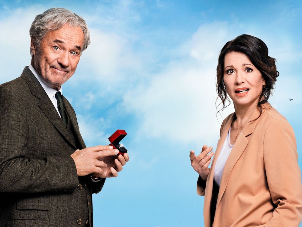 Besser spät als nie: „Ein fast perfekter Antrag“ ist für Heiner Lauterbach und Iris Berben die erste gemeinsame romantische Komödie. (Bild: Leonine)