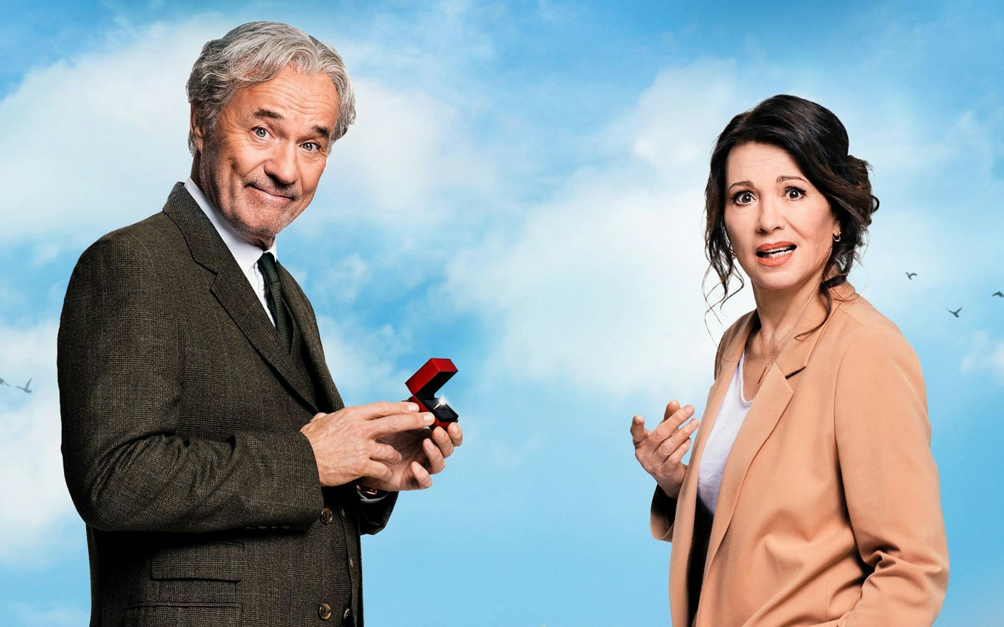 Besser spät als nie: „Ein fast perfekter Antrag“ ist für Heiner Lauterbach und Iris Berben die erste gemeinsame romantische Komödie. (Bild: Leonine)