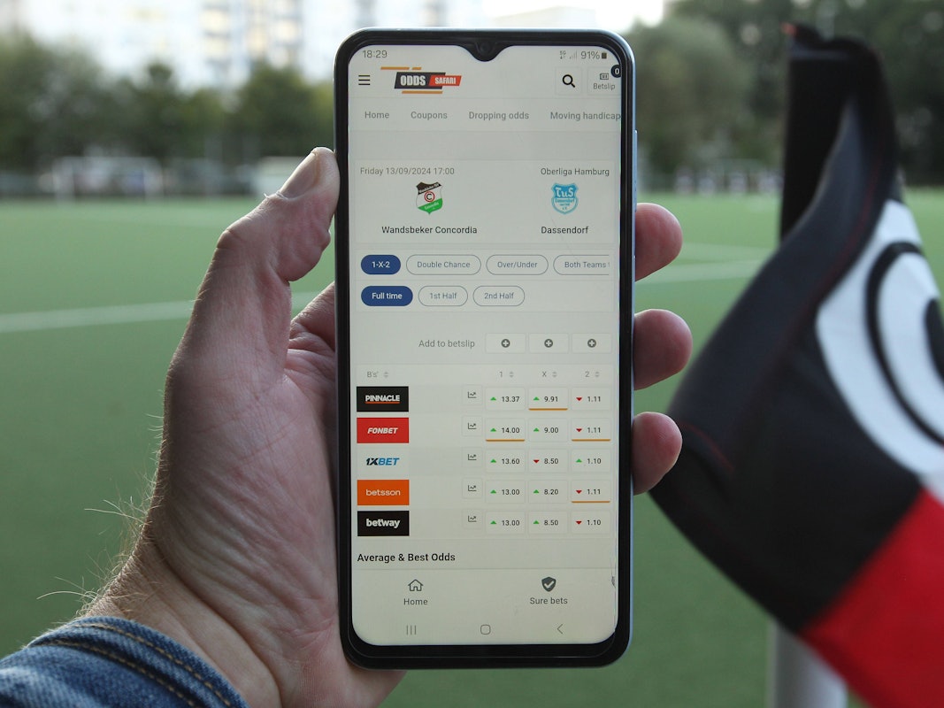 Das Symbolfoto zeigt ein Handy, auf dem Wettquoten zu sehen sind.