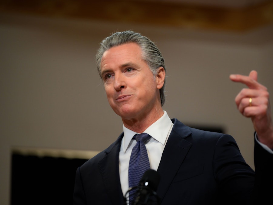 Gouverneur Gavin Newsom spricht und gestikuliert