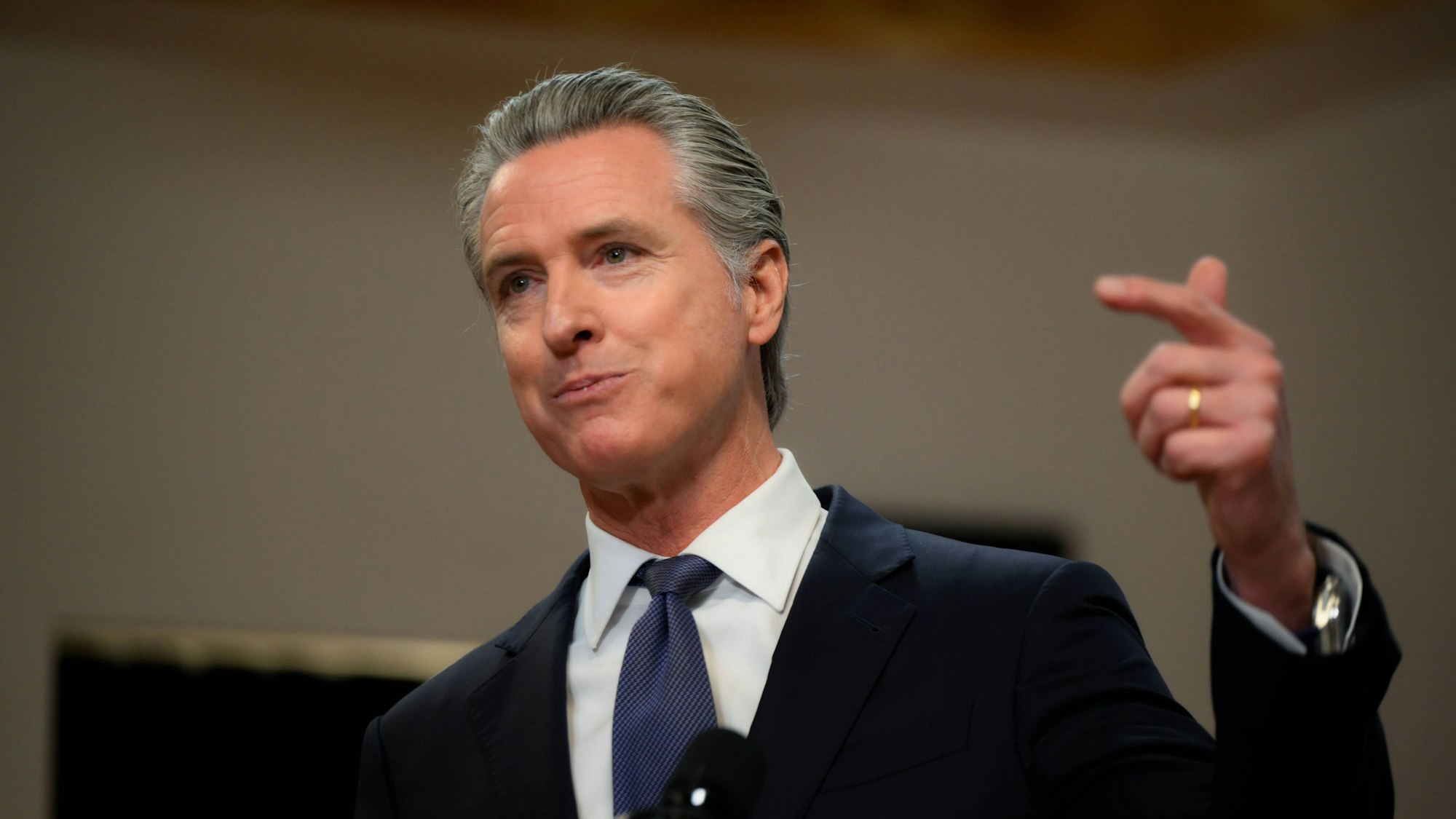 Gouverneur Gavin Newsom spricht und gestikuliert