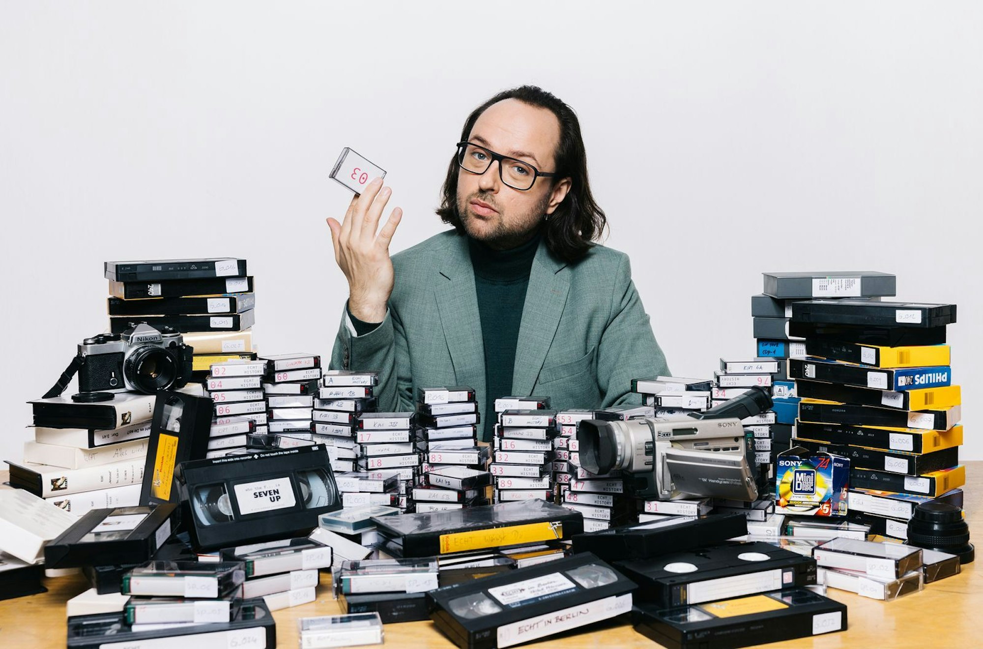 Für die Doku „Echt - Unsere Jugend“ sichtete Kim Frank 240 Stunden Filmmaterial. (Bild: SWR / Stephie Braun)