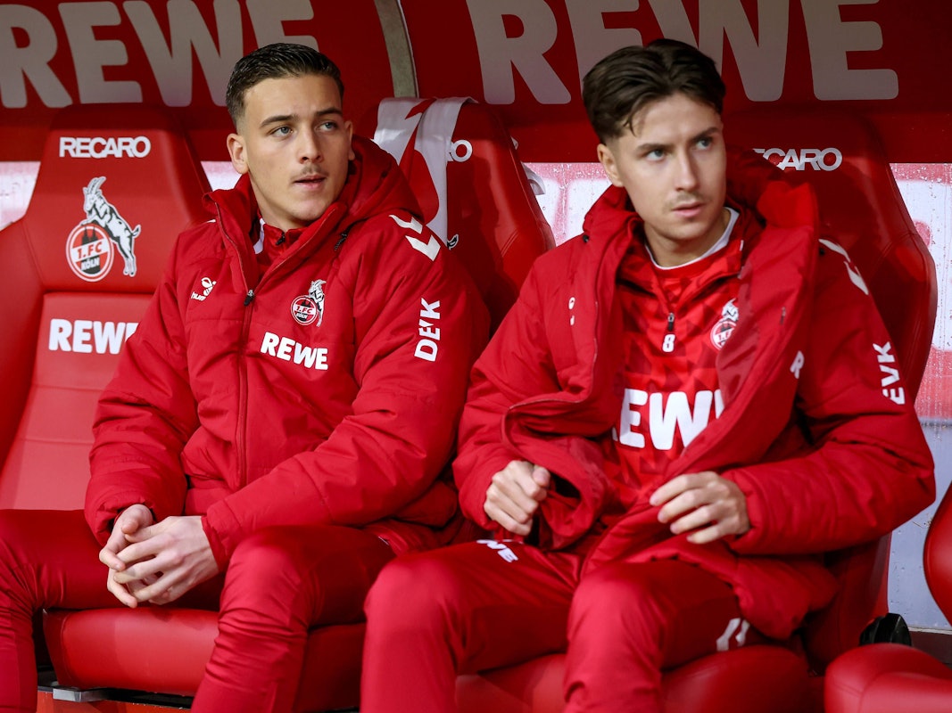 Said El Mala und Denis Huseinbasic sitzen auf der Bank.