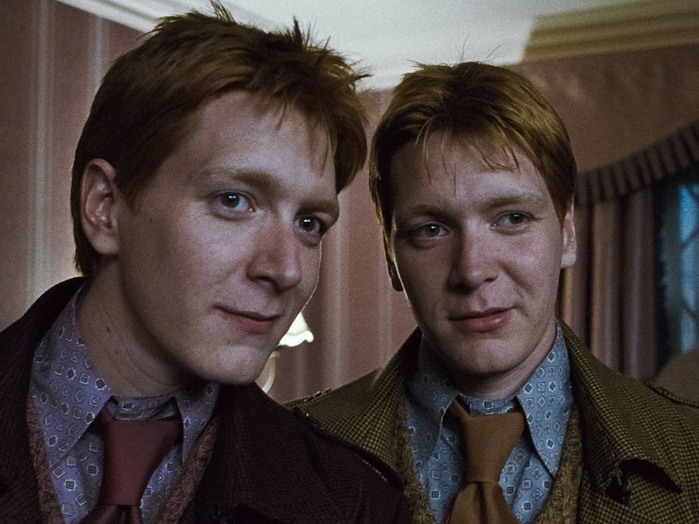 Zum Verwechseln ähnlich: Oliver und James Phelps als George und Fred Weasley in „Harry Potter und die Heiligtümer des Todes: Teil 1“. (Bild: IMAGO / Capital Pictures)