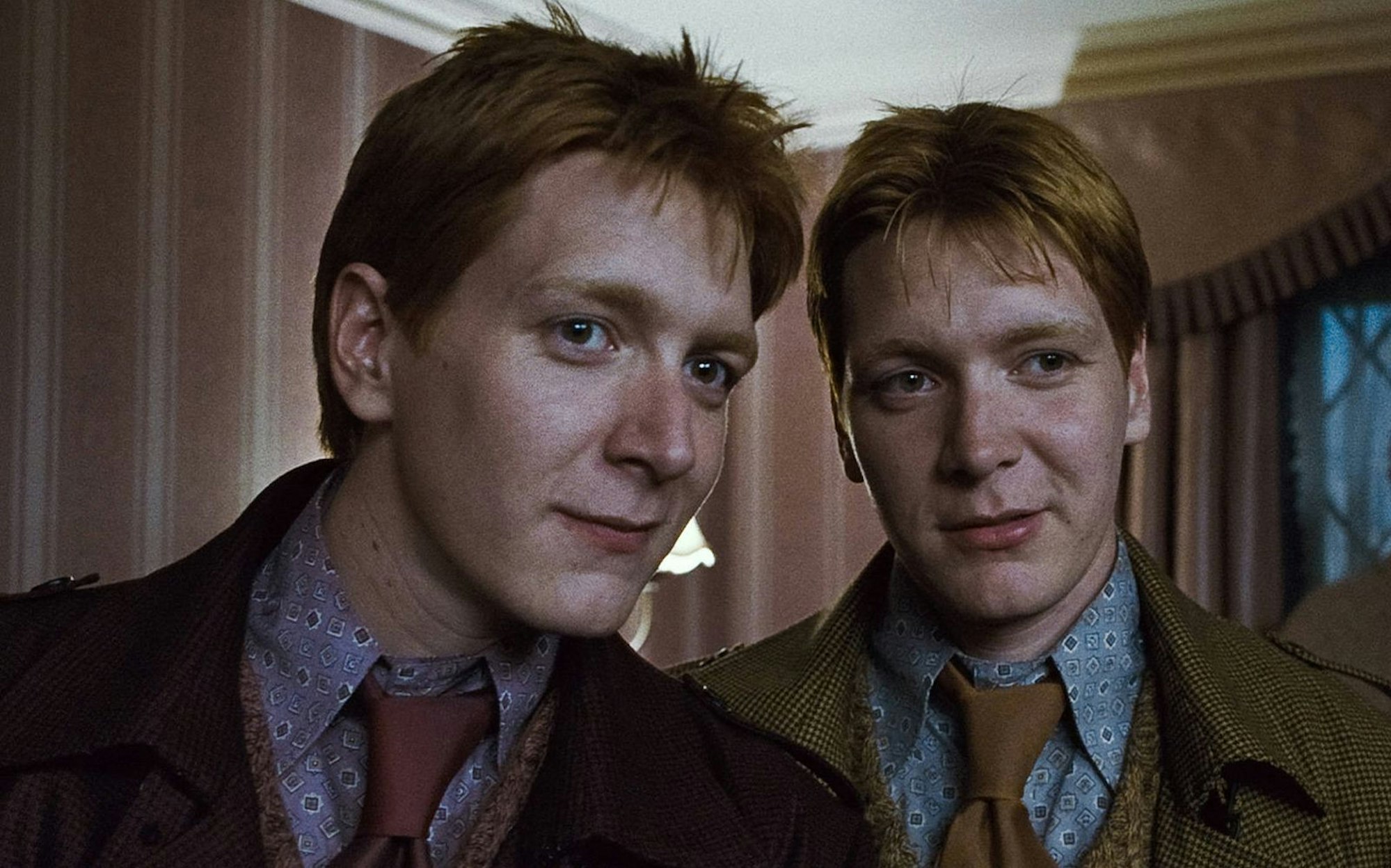 Zum Verwechseln ähnlich: Oliver und James Phelps als George und Fred Weasley in „Harry Potter und die Heiligtümer des Todes: Teil 1“. (Bild: IMAGO / Capital Pictures)