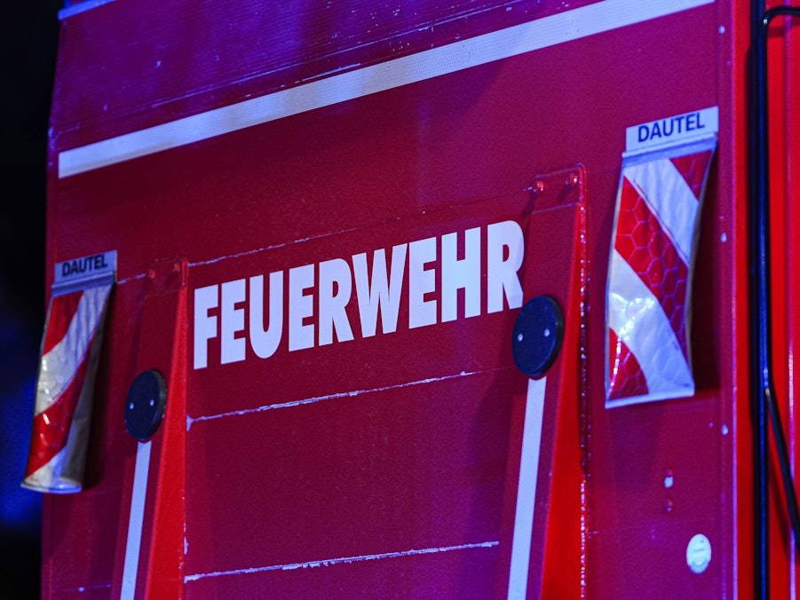 Feuerwehrauto mit Aufschrift FEUERWEHR