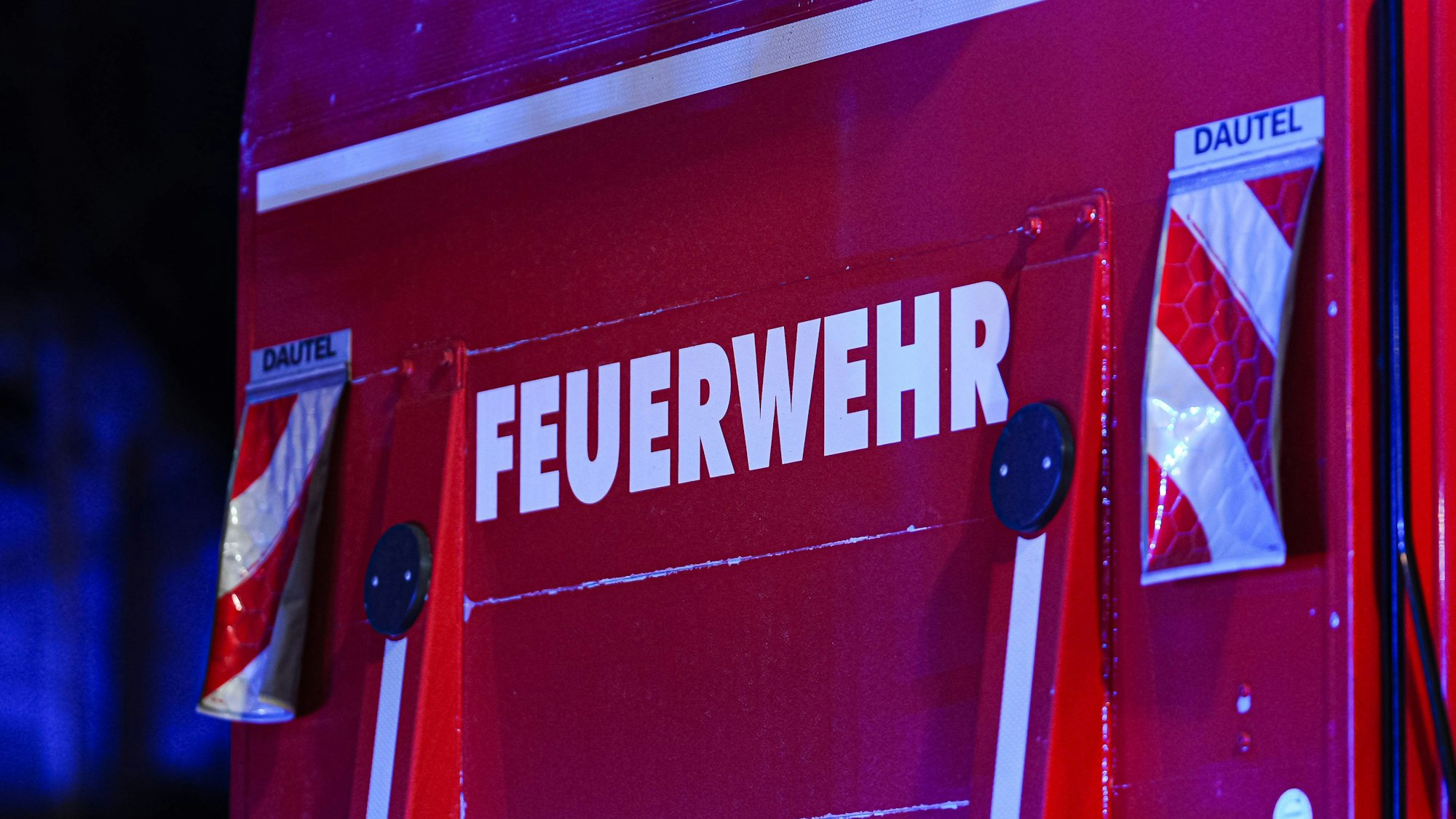 Feuerwehrauto mit Aufschrift FEUERWEHR