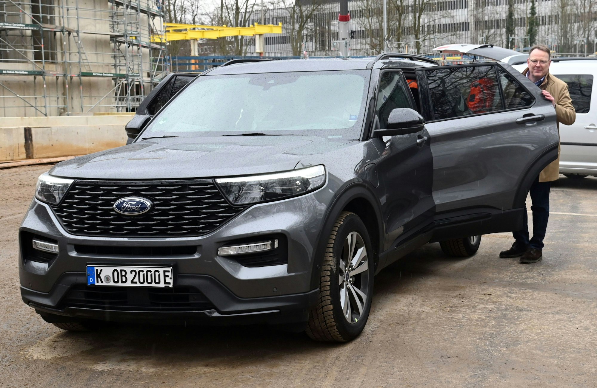 OB Burmester neben seinem Dienstwagen.