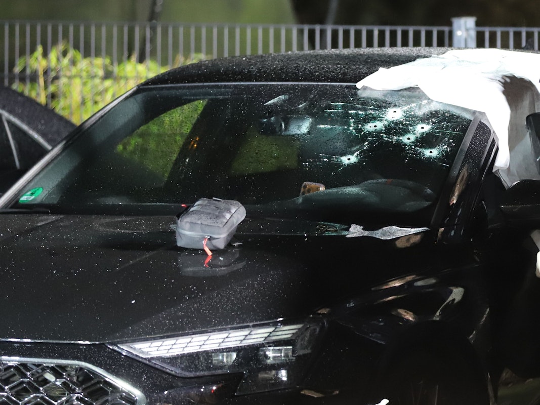 Ein Hells-Angels-Mitglied wurde im Kölner Stadtteil Dellbrück ein seinem Auto niedergeschossen.