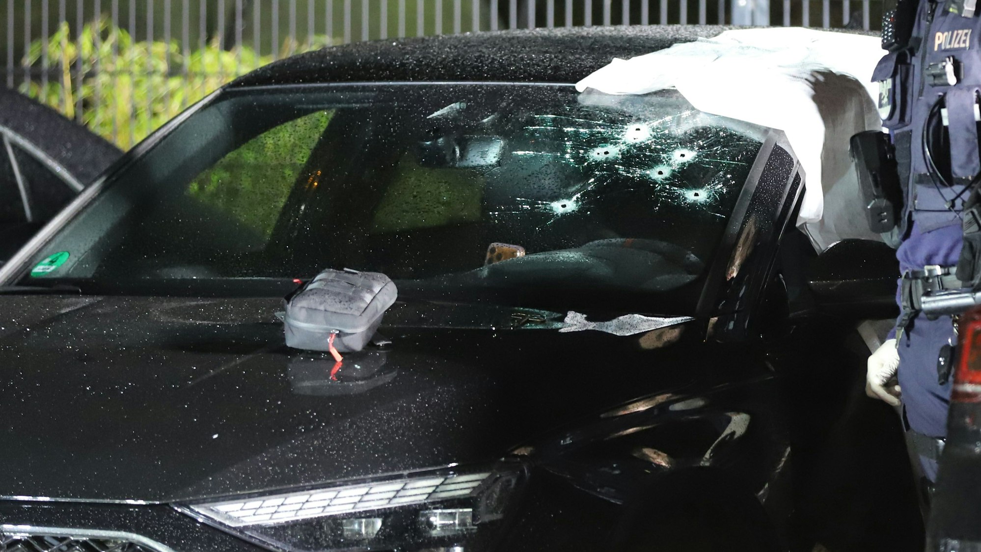 Ein Hells-Angels-Mitglied wurde im Kölner Stadtteil Dellbrück ein seinem Auto niedergeschossen.