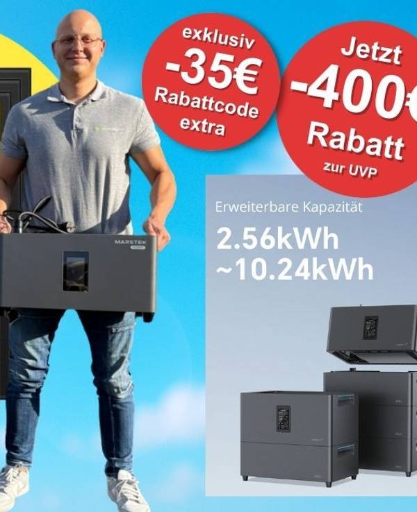 Grafik mit einem Sicatron‑Balkonkraftwerk‑Set: Daneben hält Malik Cakmak, Mitinhaber des Familienunternehmens Sicatron, den Marstek Jupiter C Plus Speicher, daneben sind vier 500‑Watt‑Solarmodule sowie ein modularer Speicher‑Tower zu sehen, ergänzt durch einen roten Hinweis auf 435 Euro Rabatt.