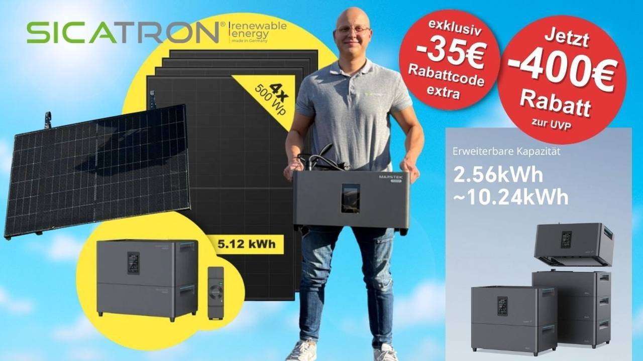 Grafik mit einem Sicatron‑Balkonkraftwerk‑Set: Daneben hält Malik Cakmak, Mitinhaber des Familienunternehmens Sicatron, den Marstek Jupiter C Plus Speicher, daneben sind vier 500‑Watt‑Solarmodule sowie ein modularer Speicher‑Tower zu sehen, ergänzt durch einen roten Hinweis auf 435 Euro Rabatt.