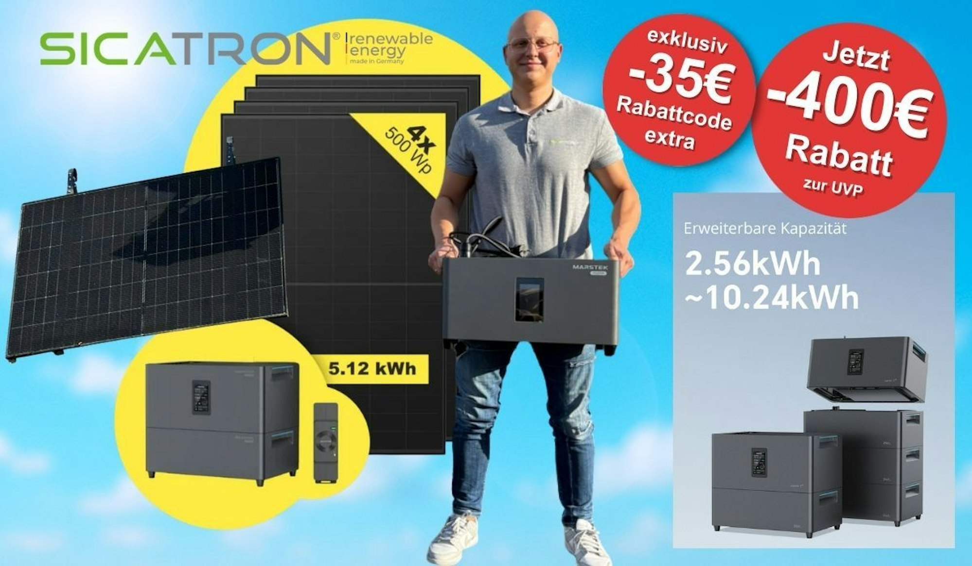 Grafik mit einem Sicatron‑Balkonkraftwerk‑Set: Daneben hält Malik Cakmak, Mitinhaber des Familienunternehmens Sicatron, den Marstek Jupiter C Plus Speicher, daneben sind vier 500‑Watt‑Solarmodule sowie ein modularer Speicher‑Tower zu sehen, ergänzt durch einen roten Hinweis auf 435 Euro Rabatt.