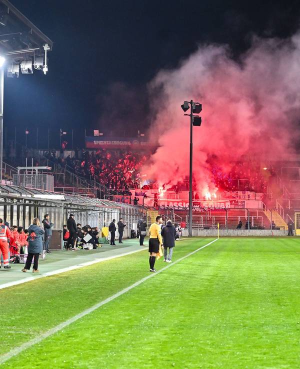 Fans des FC Bayern zünden bei einem Spiel der zweiten Mannschaft in Unterhaching Pyrotechnik.