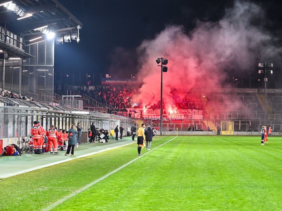 Fans des FC Bayern zünden bei einem Spiel der zweiten Mannschaft in Unterhaching Pyrotechnik.