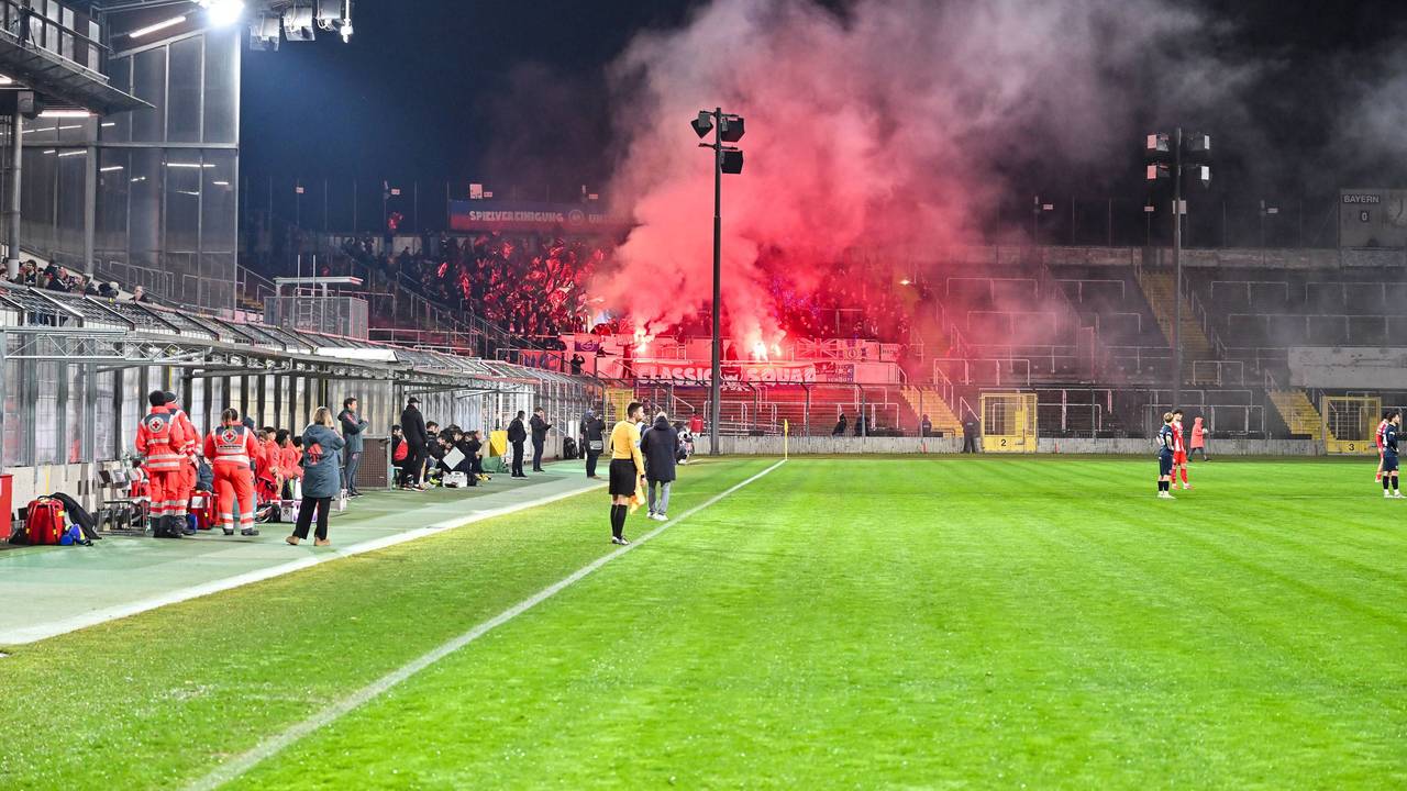 Fans des FC Bayern zünden bei einem Spiel der zweiten Mannschaft in Unterhaching Pyrotechnik.