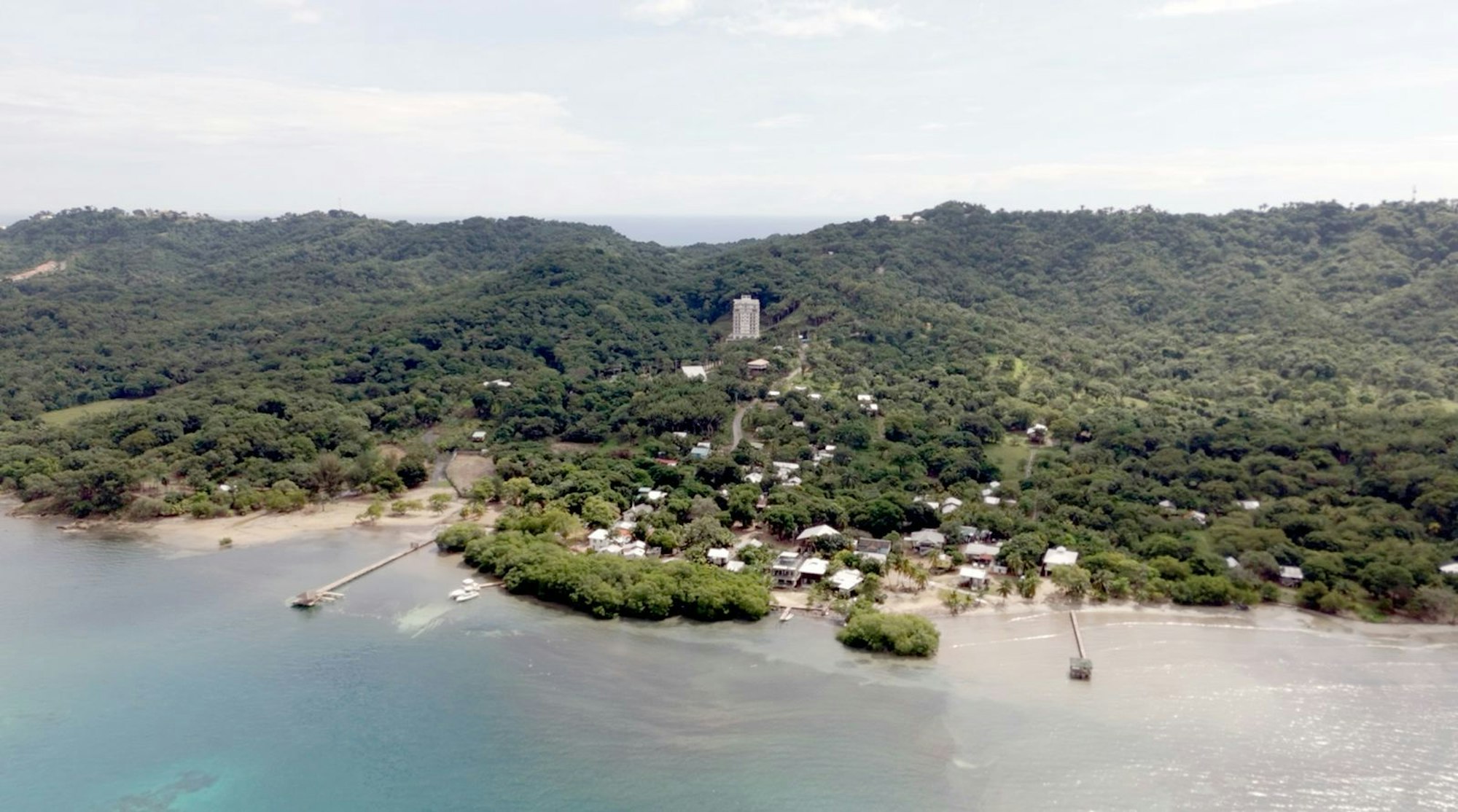 Neben Próspera liegt ein kleines Fischerdorf. Die Anwohner sind wenig begeistert von ihren Nachbarn. (Bild: HR/Laura Will)
