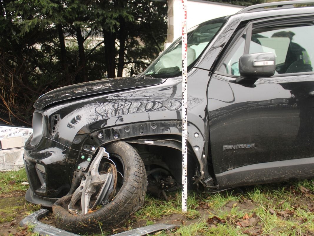 Wermelskirchen: Pkw zwischen Baum und Mauer eingeklemmt, Fahrer verletzt.